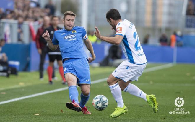Salva Ruiz presiona a Iribas en el Fuenla-Dépor (Foto: LaLiga).