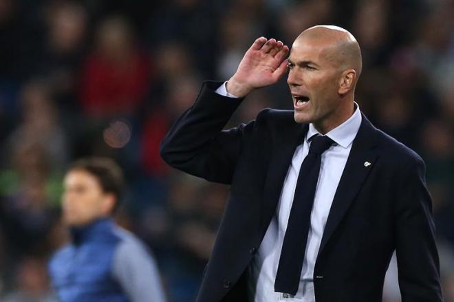 Zidane da indicaciones a sus jugadores en un partido del Real Madrid.