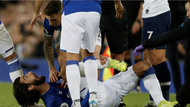 André Gomes, futbolista del Everton, se duele tras la brutal entrada de Son (Foto: EFE).