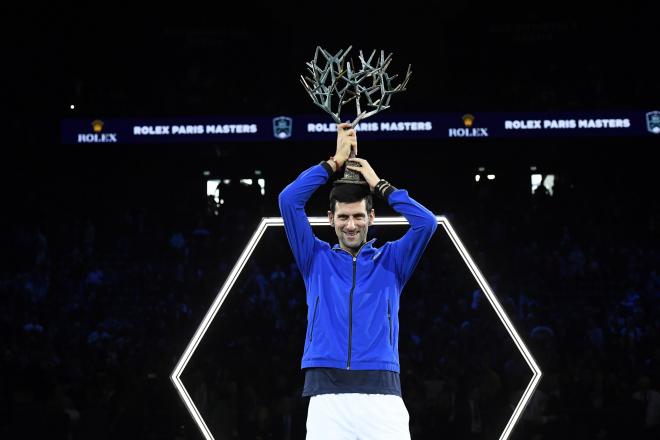 Novak Djokovic, con el título de campeón del Másters 1.000 de París (Foto: Rolex París Másters).