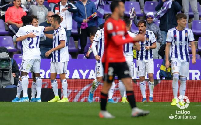 Los jugadores del Real Valladolid, tras el gol de Enes Ünal al RCD Mallorca (Foto: LaLiga).
