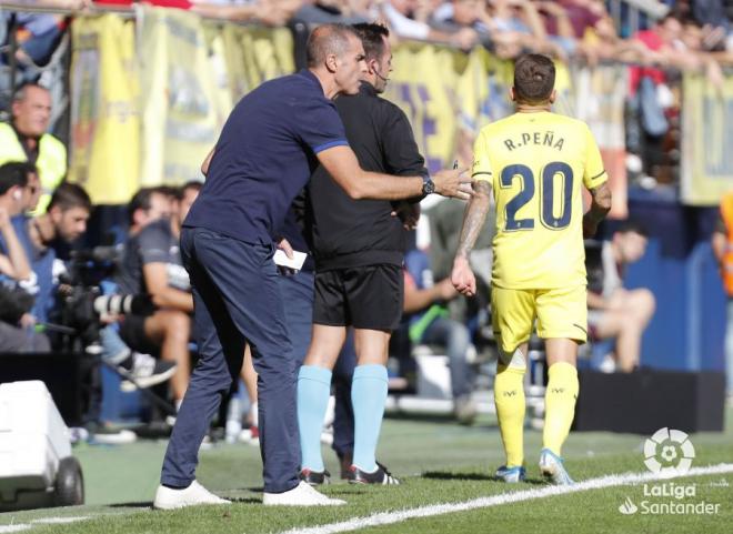 Gaizka Garitano da instrucciones en el área técnica de La Cerámica (Foto: LaLiga).