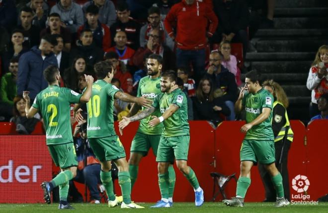 Los jugadores de la Real celebran uno de los goles en Granada (Foto: LaLiga).