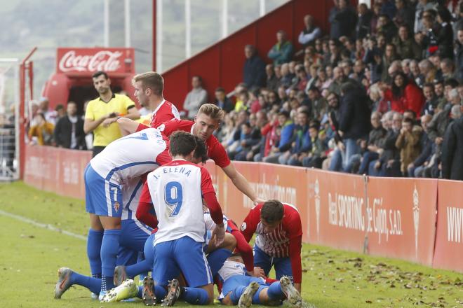 Los jugadores del Sporting B celebran un gol ante el Castilla (Foto: Luis Manso).