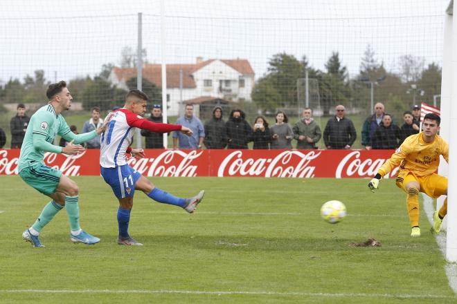 Bertín supera a Belman en uno de sus tres goles ante el Castilla (Foto: Luis Manso).