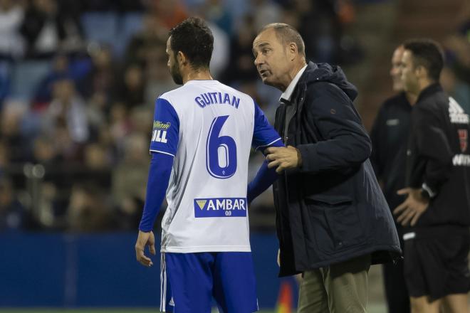 Víctor Fernández da indicaciones a Guitián (Foto: Dani Marzo).