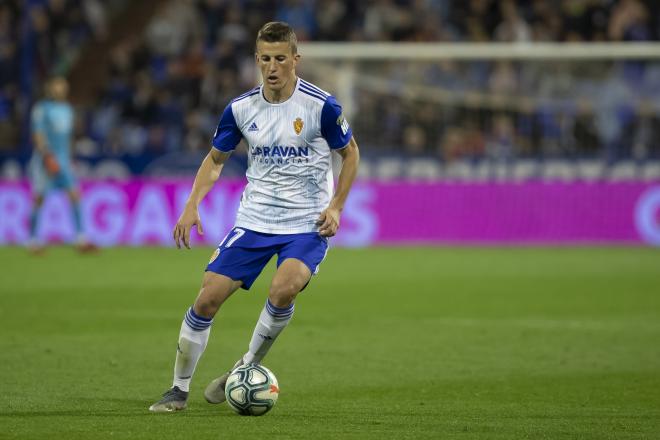 Carlos Nieto conduciendo el balón durante el Real Zaragoza-Las Palmas (Foto: Dani Marzo).