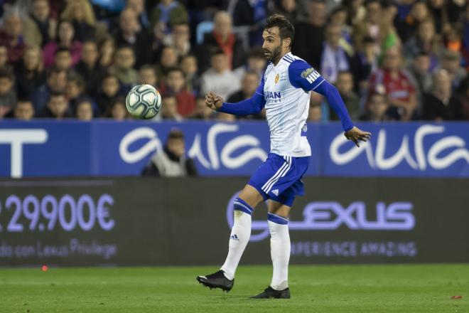 Guitián controlando un balón en el partido ante Las Palmas en La Romareda (Foto: Daniel Marzo)