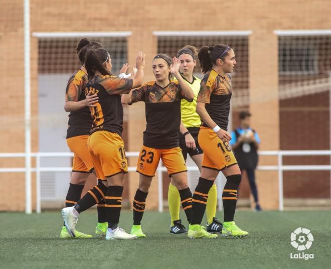 Las jugadoras del Valencia CF Femenino celebran el gol en Huelva (Foto: LaLiga)