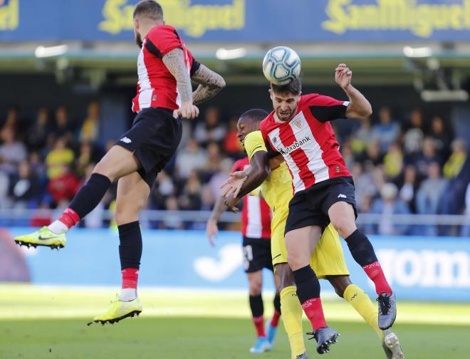 Yeray Álvarez despeja un balón de cabeza en la pelea constante con el Villarreal (Foto: LaLiga).