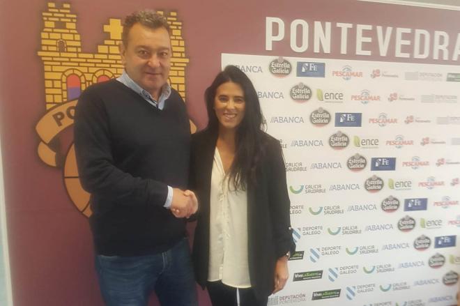 Carlos Pouso con la presidenta del Pontevedra, Lupe Murillo (Foto: Pontevedra CF).