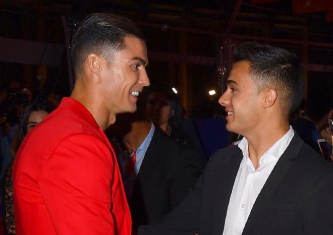 Cristiano Ronaldo y Reguilón, en la entrega de los MTV Awards.