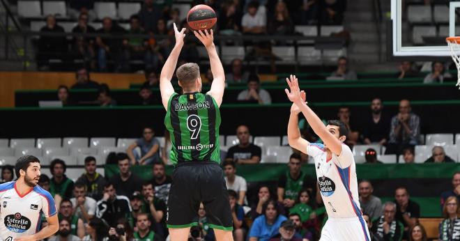 Un jugador del Joventut se dispone a lanzar en el partido de la Liga Endesa  (Foto: @Penya1930)