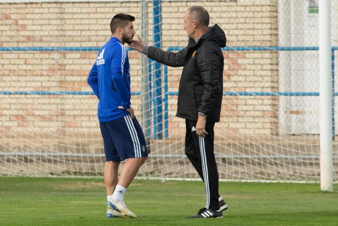 Víctor conversa con Papu en el entrenamiento del Real Zaragoza (Foto: Daniel Marzo).