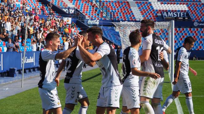 Iñigo Muñoz felicitado por su compañeros tras su gol ante el Atlético Levante (Foto: CD Castellón).