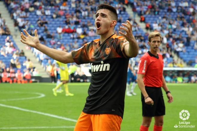 Maxi Gómez celebra su gol en un Espanyol-Valencia (Foto: Lázaro de la Peña / Valencia CF)