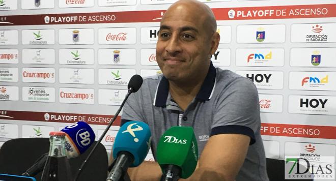 Mehdi Nafti, en una rueda de prensa como entrenador del CD Badajoz
