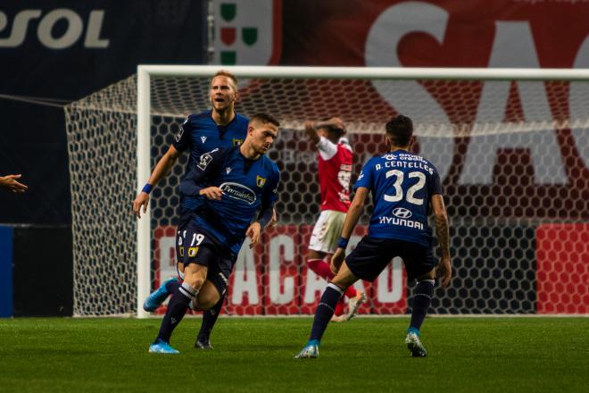 Toni Martínez celebra un gol junto a Álex Centelles y Uros Racic (Foto: Famalicao).