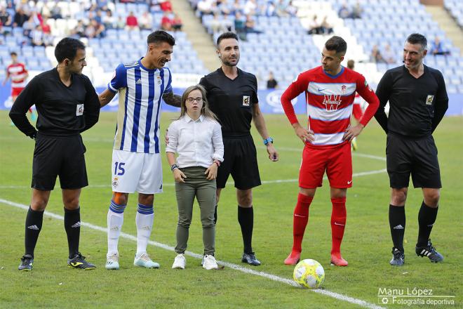 Blanca Betanzos hizo el saque de honor en el partido del Recreativo de Huelva contra el Recreativo Granada (Manu López / Albiazules.es).