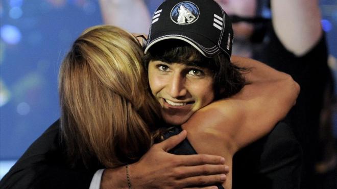 Ricky Rubio se abraza a su madre tras el Draft de la NBA.