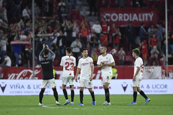 El Sevilla saluda a la afición tras el partido ante el Atlético (Foto: Kiko Hurtado).