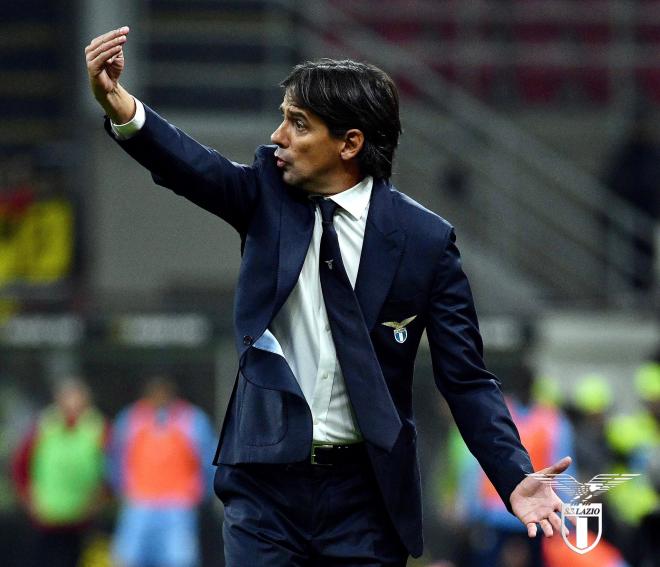 Simone Inzaghi da instrucciones durante un partido con la Lazio (Foto: Lazio).