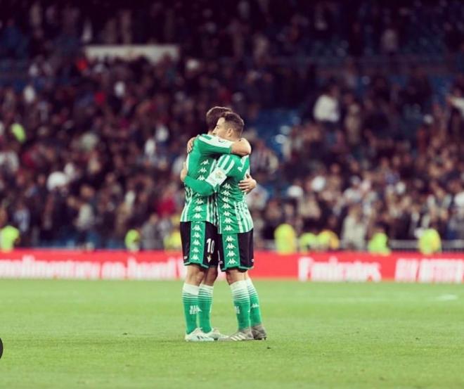 Canales y Guardado se abrazan tras el empate del Bernabéu.