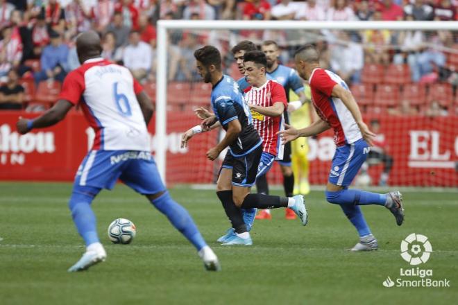 Andrés Martín conduce la pelota durante el Sporting-Rayo (Foto: LaLiga).