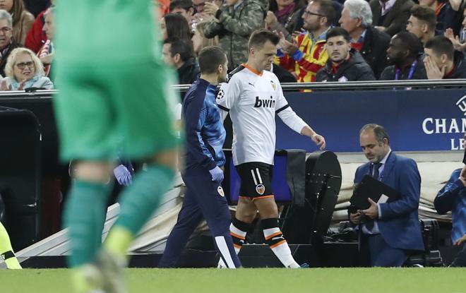 Denis Cheryshev se retira lesionado del Valencia-Lille (Foto: David González)