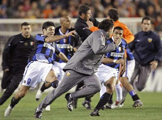 David Navarro en la tangana con el Inter (Foto: EFE).