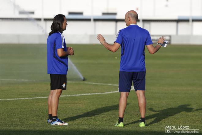 Alberto Monteagudo charla con José Antonio Rúa, del área de scouting del primer equipo (Manu López / Albiazules.es).