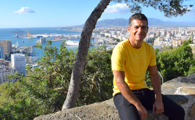 Valcarce, posando para El Desmarque con Málaga de fondo.