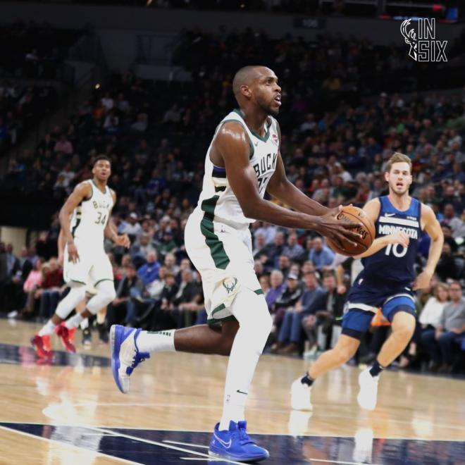 Khris Middleton se dispone a anotar en el partido de NBA frente a los Timberwolves (Foto: @BucksInSix).