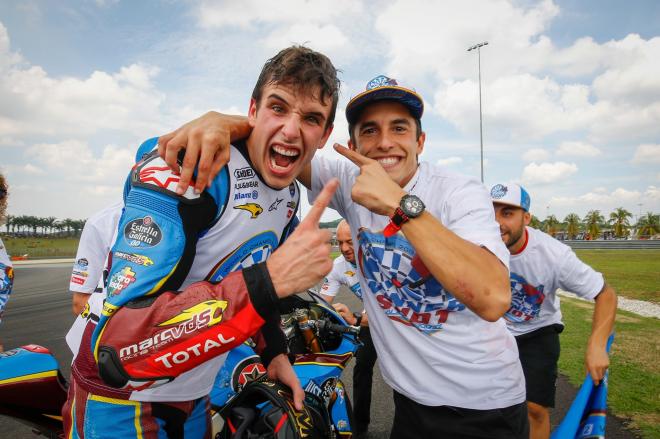 Marc Márquez celebra con su hermano Álex que es campeón del mundo de Moto2 (Foto: @motogp).