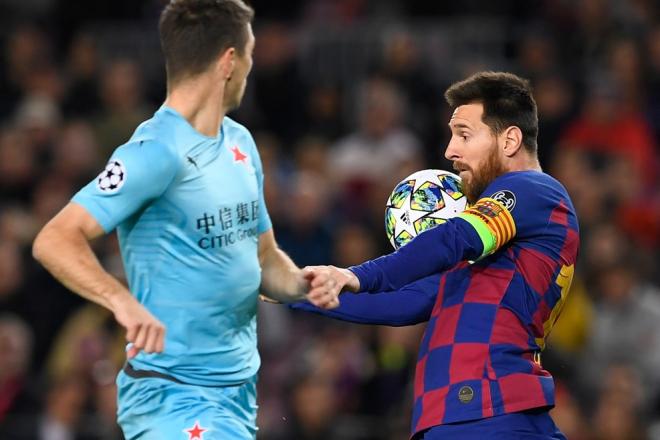 Messi controla un balón ante un jugador del Slavia de Praga (Foto: UEFA).