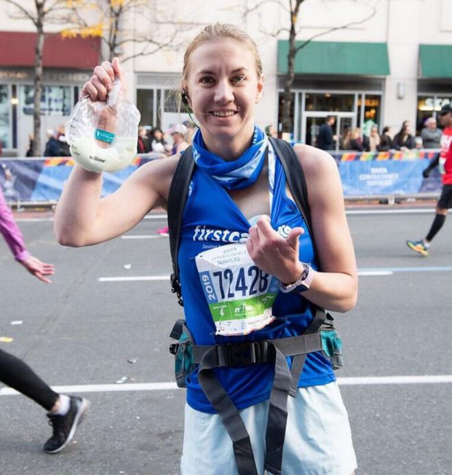 Molly Waitz, con el extrator de leche durante la maratón de Nueva York (Fotos: Joe Jennkins, de abcnews).