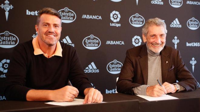 Óscar García junto a Mouriño firma su contrato con el Celta (Foto: RCCV).