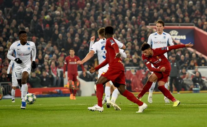 Oxlade Chamberlain dispara durante el partido ante el Genk (Foto: Liverpool).