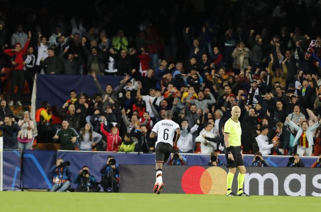 Kondogbia celebra su gol en el Valencia-Lille (Foto: David González)
