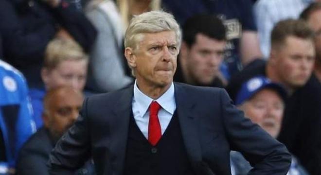 Arsene Wenger, con semblante serio, durante un partido del Arsenal hace varios años (Foto: EFE).