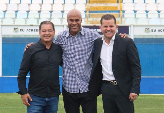 Marcos Assunçao en el centro de la imagen.