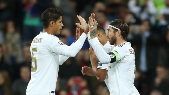 Sergio Ramos celebra su gol con Varane en un encuentro del Real Madrid.