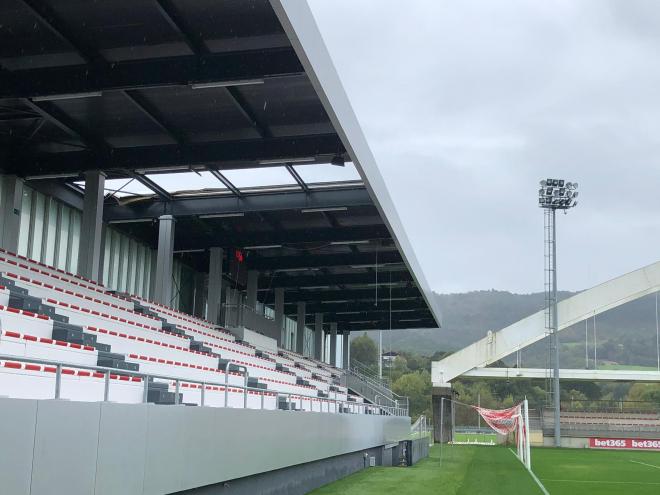 El fuerte viento del pasado fin de semana se cebó con la Tribuna nueva de Lezama (Foto: DMQ Bizkaia).