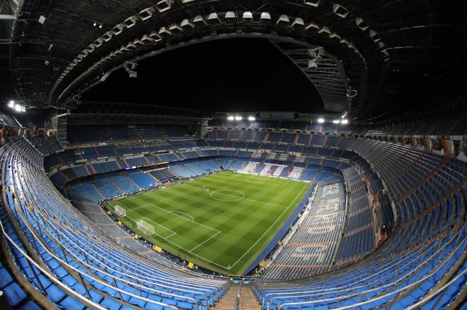 Estadio Santiago Bernabéu, estadio de fútbol del Real Madrid, sin aficionados.