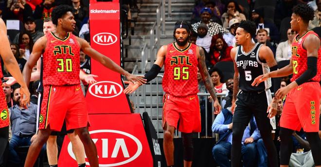 Los Hawks vencieron a los Spurs en la vuelta de Trae Young (Foto: @ATLHawks).