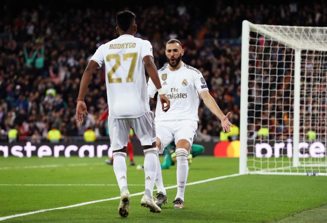 Rodrygo y Benzema celebran un gol del Real Madrid al Galatasaray.
