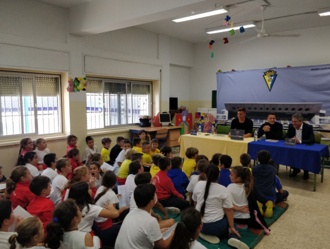 Visita del Cádiz al colegio La Ardila, de San Fernando (Foto: CCF).