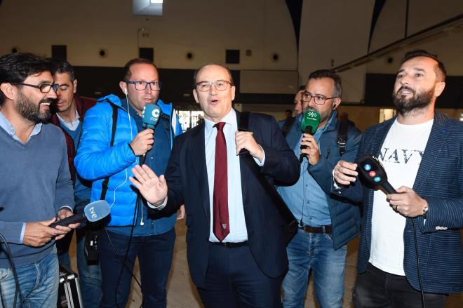 José Castro ante los medios en el aeropuerto de Sevilla. (Foto: Kiko Hurtado).