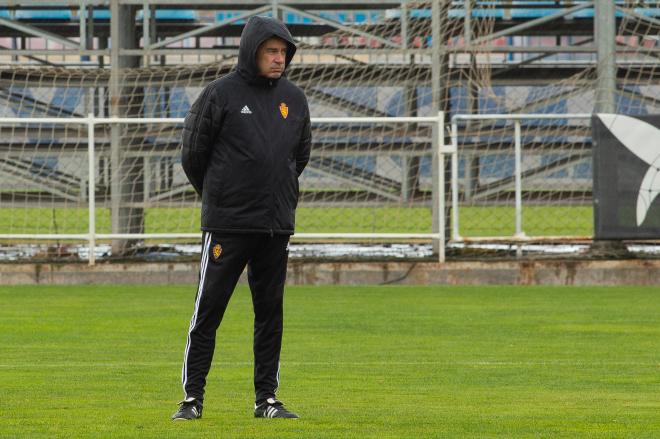 Víctor da instrucciones en un entrenamiento (Foto: Dani Marzo).