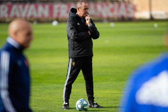 Víctor Fernández, en un entrenamiento del Real Zaragoza (Foto: Daniel Marzo).